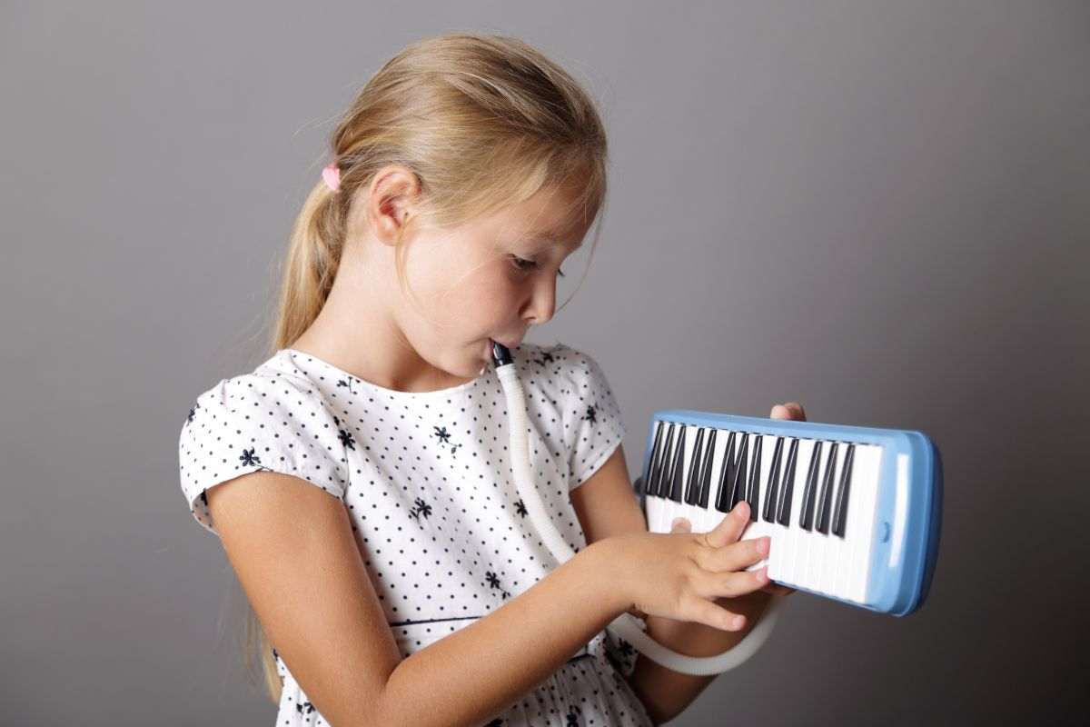 Bambina alle prese con uno strumento musicale