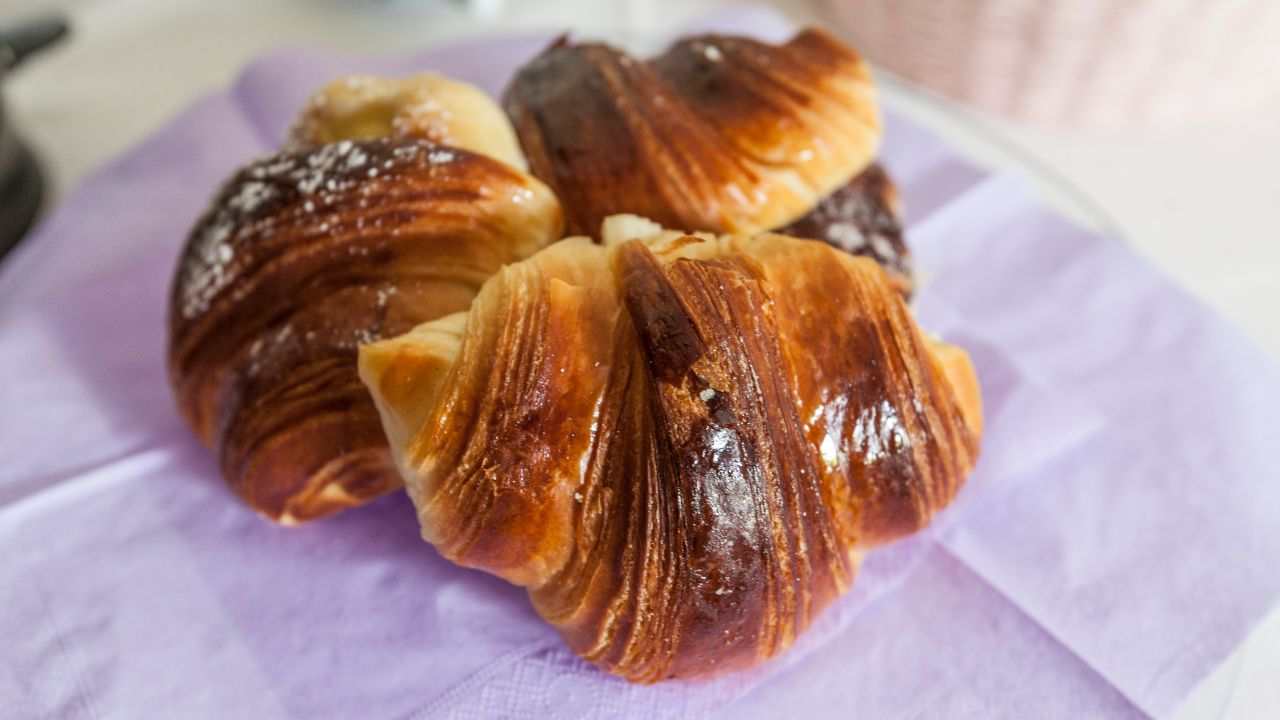 croissant a colazione