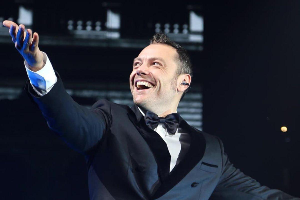 Tiziano Ferro in un live