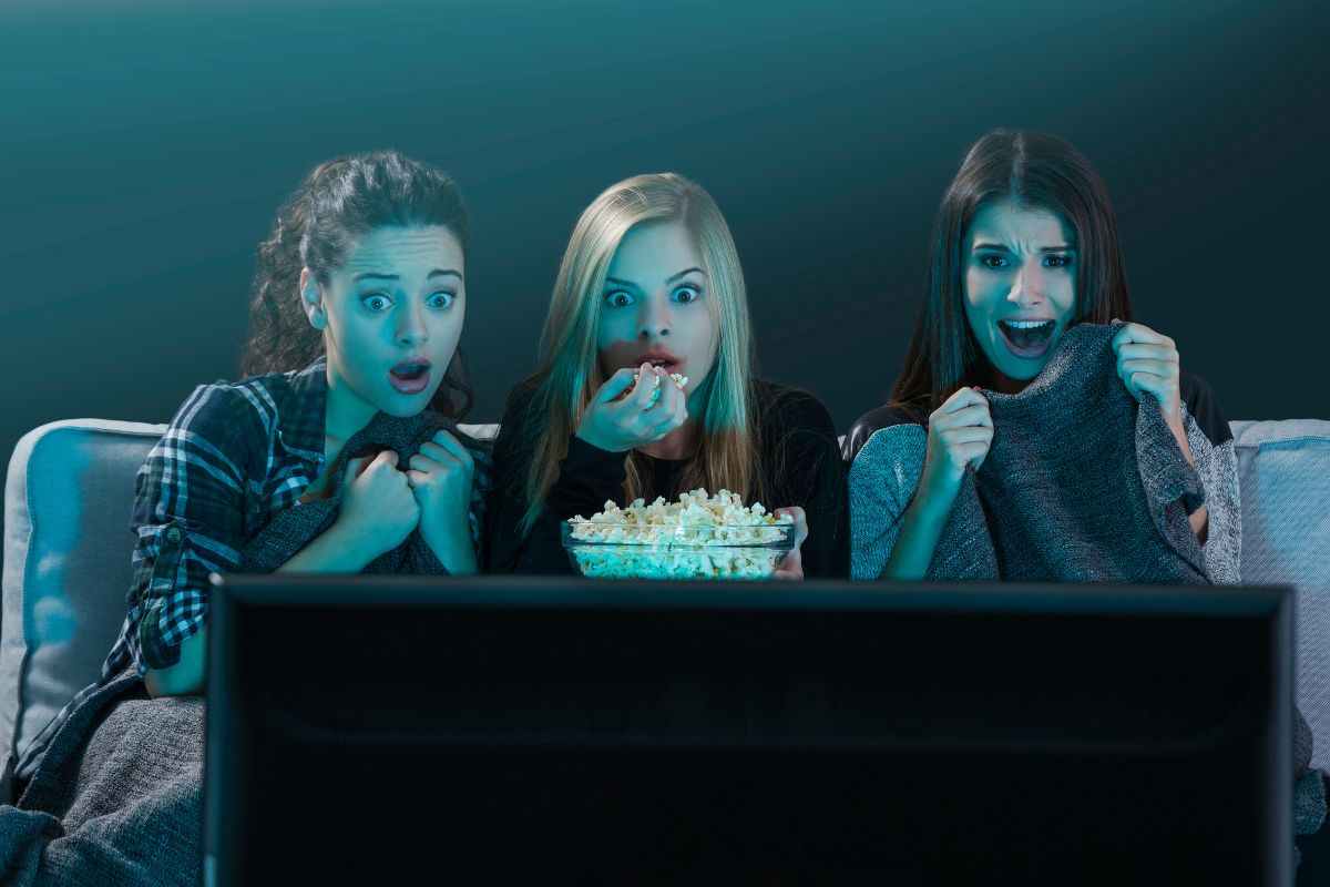 Tre ragazze guardano un film in tv