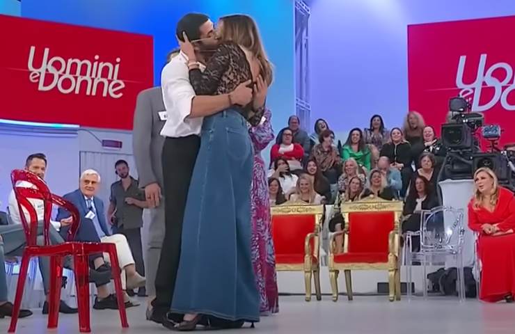 Bacio tra Gianni e Paola nella trasmissione Uomini e Donne