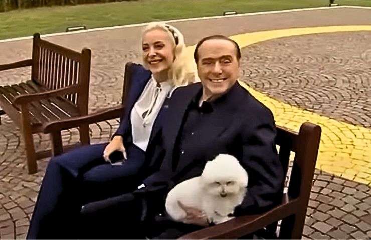 Berlusconi con la Fascina e la cangolina Dudù