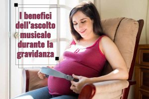 Donna incinta ascolta musica