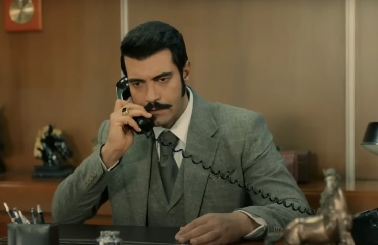 L'attore Murat Ünalmış interpreta Demir