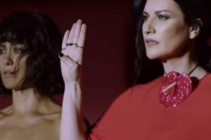 Laura Pausini gesto aiuto violenza donne
