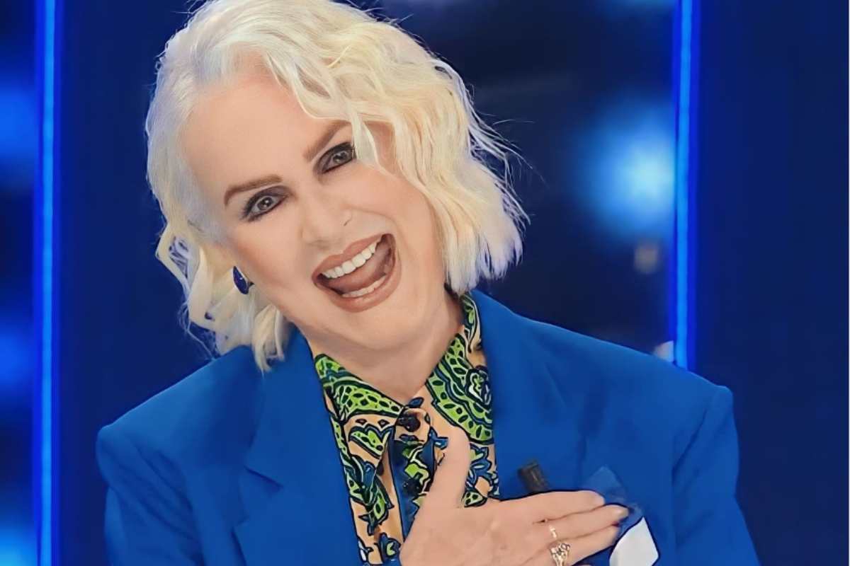 Loretta Goggi vestita di blu 