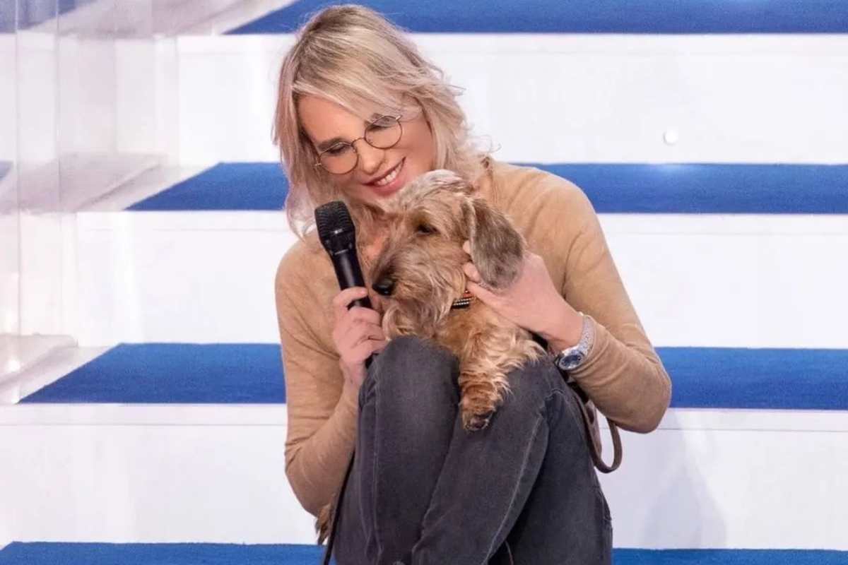 Maria De Filippi perché sta sempre seduta a Uomini e Donne