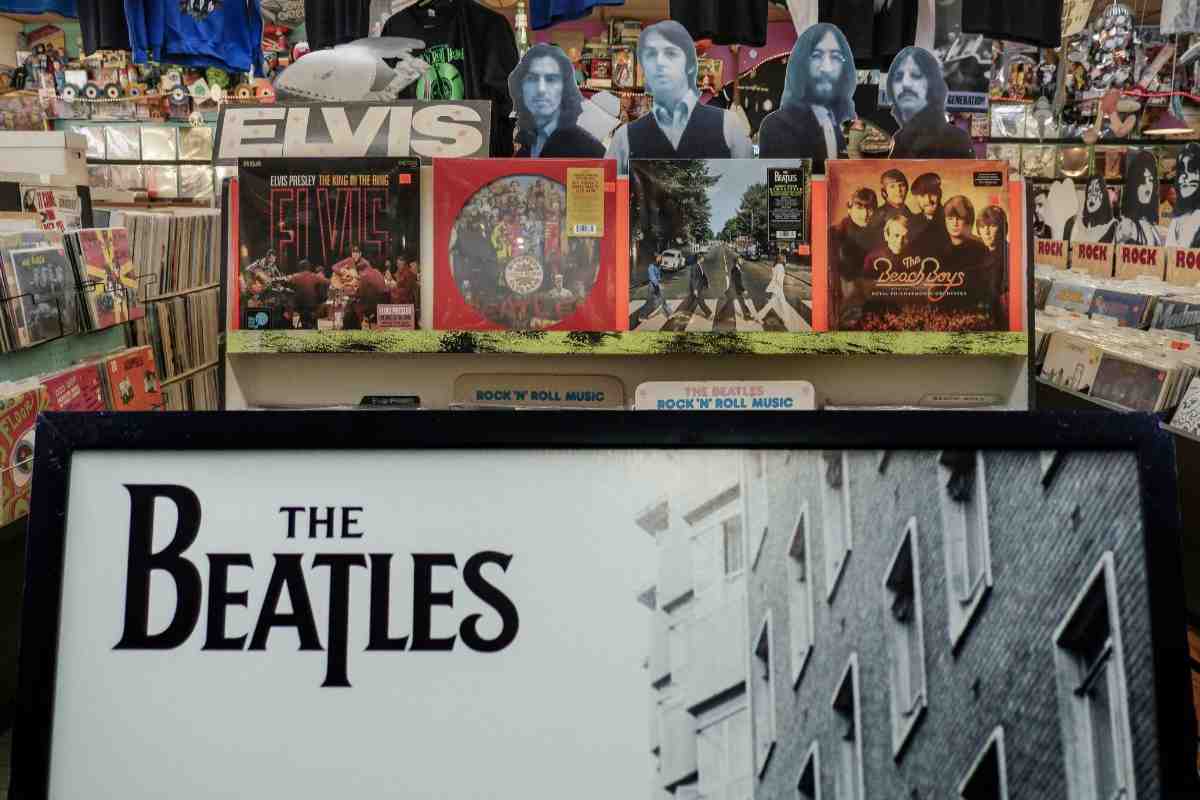 Negozio di dischi con quadro dei Beatles