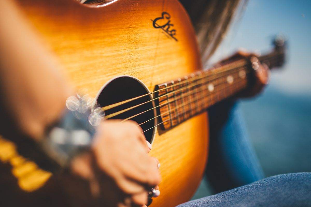 Persona che suona la chitarra