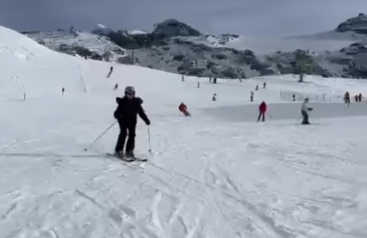 Antonella Clerici sugli sci a Cervinia attaccata dagli haters