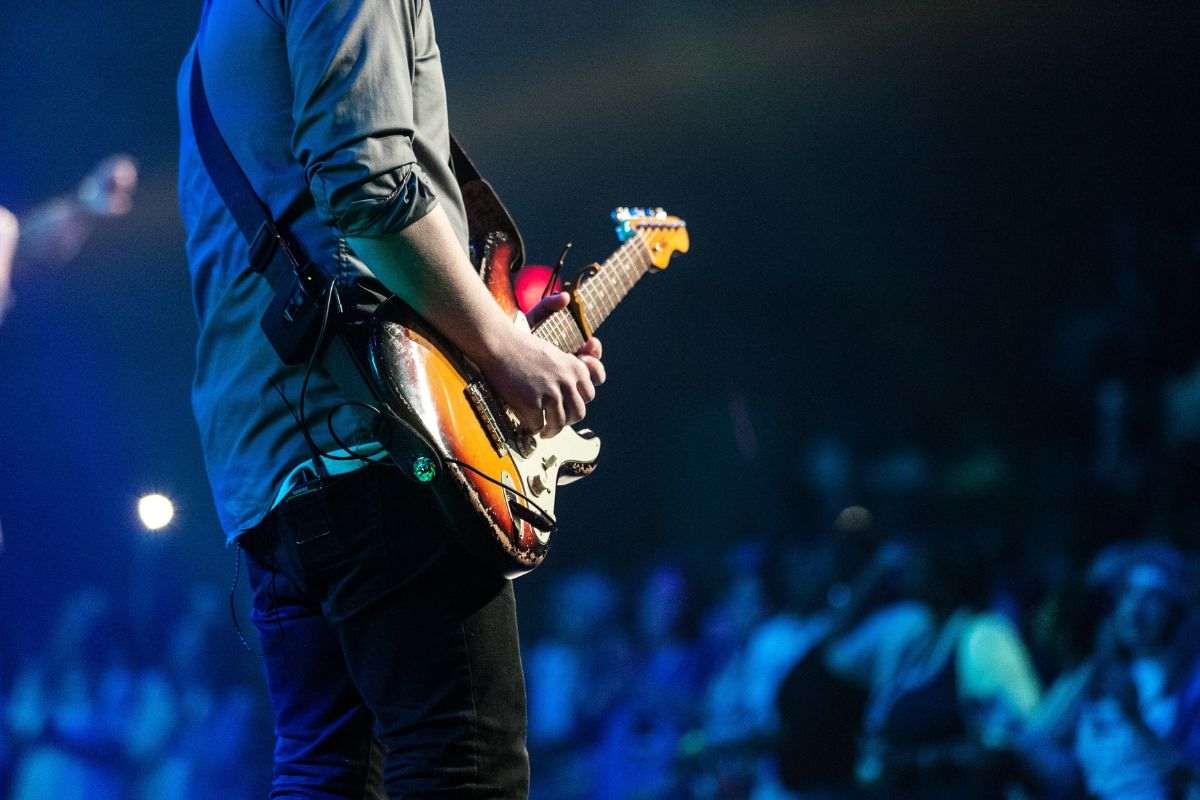 Artista che suona la chitarra