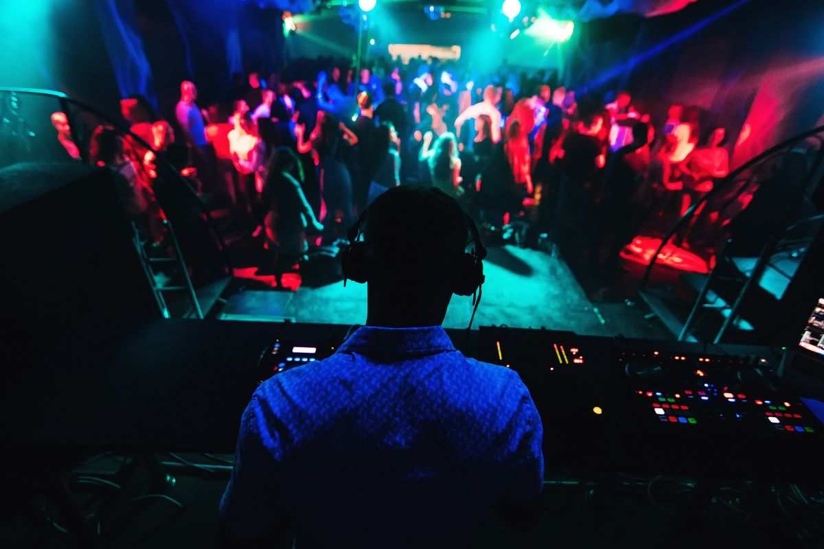 DJ fa ballare tutti in discoteca