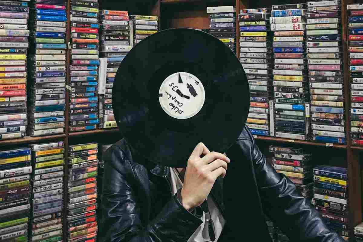 negozio di musica con disco in vinile e cassette