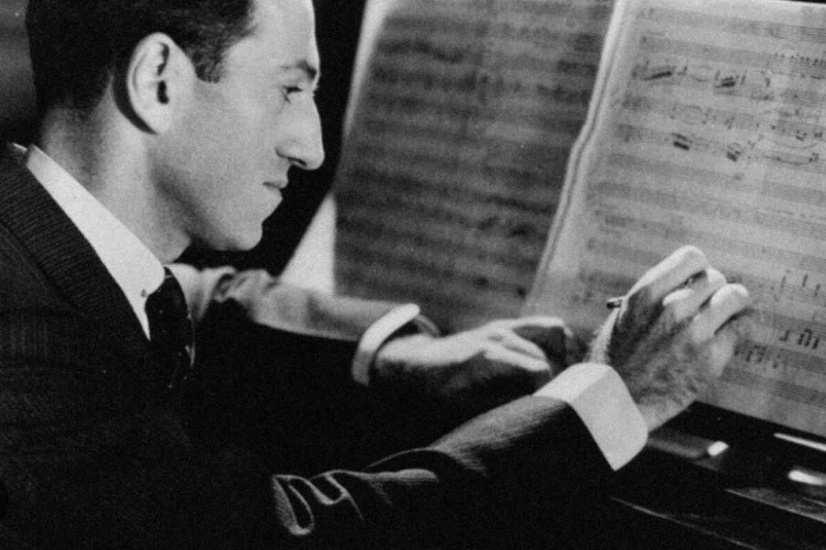 Il pianista George Gershwin al lavoro