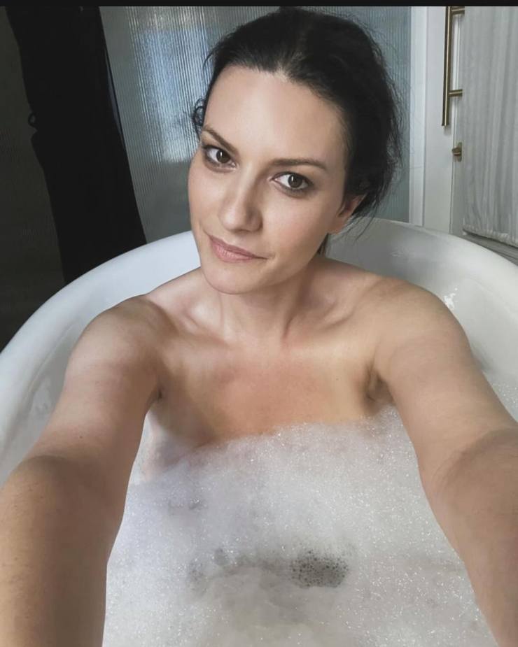 Laura Pausini in vasca da bagno e il selfie su Instagram fa il giro del web