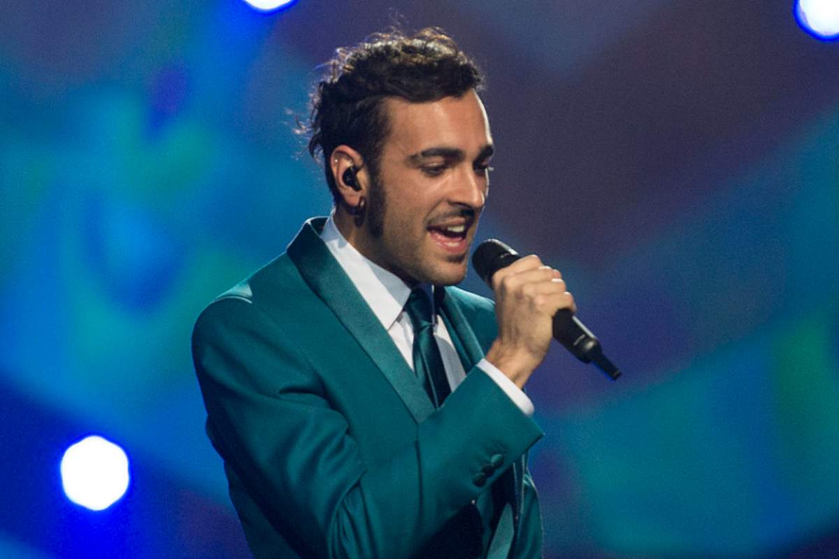 Marco Mengoni durante un'esibizione live