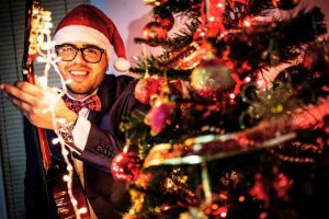 Musicista suona a Natale