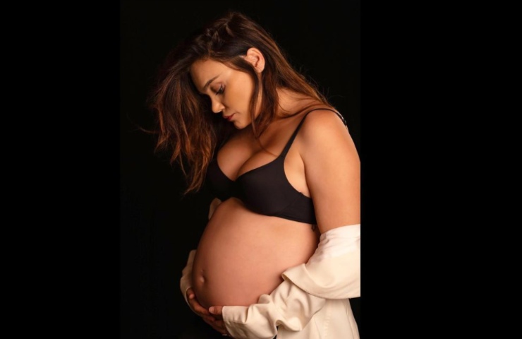 Romina Carrisi incinta senza veli e col pancione scoperto