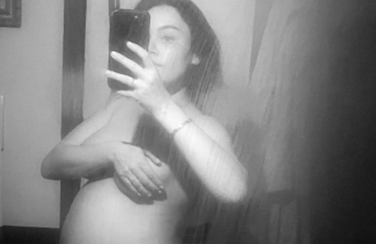 Romina Carrisi senza veli bollino rosso nono mese gravidanza