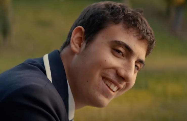 L'attore Cesare Castelletto sorride in una scena del film 