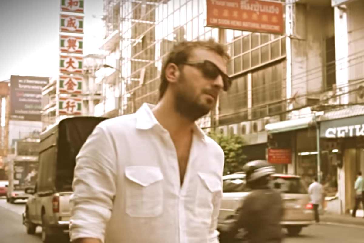 Cesare Cremonini nel videoclip girato in Thailandia