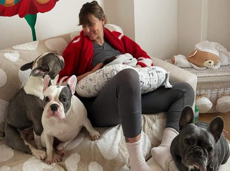 Federica Pellegrini e Matilde accolti dai cani di casa, la foto su Instagram