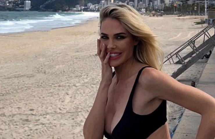 Ilary Blasi al mare