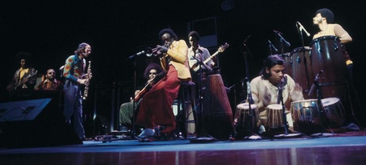 Miles Davis mentre si esibisce con il suo quintetto