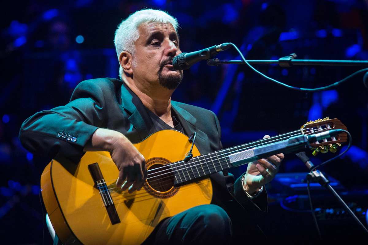 Pino Daniele canta Nun me scoccià