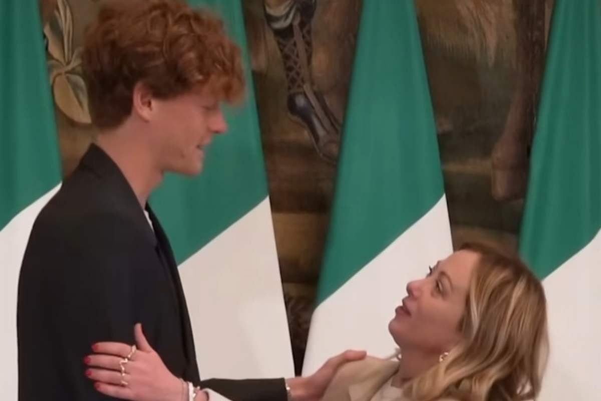 Giorgia Meloni abbraccia Sinner reazione Giambruno