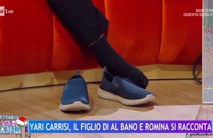Yari Carrisi polemiche concerto capodanno intervista senza scarpe