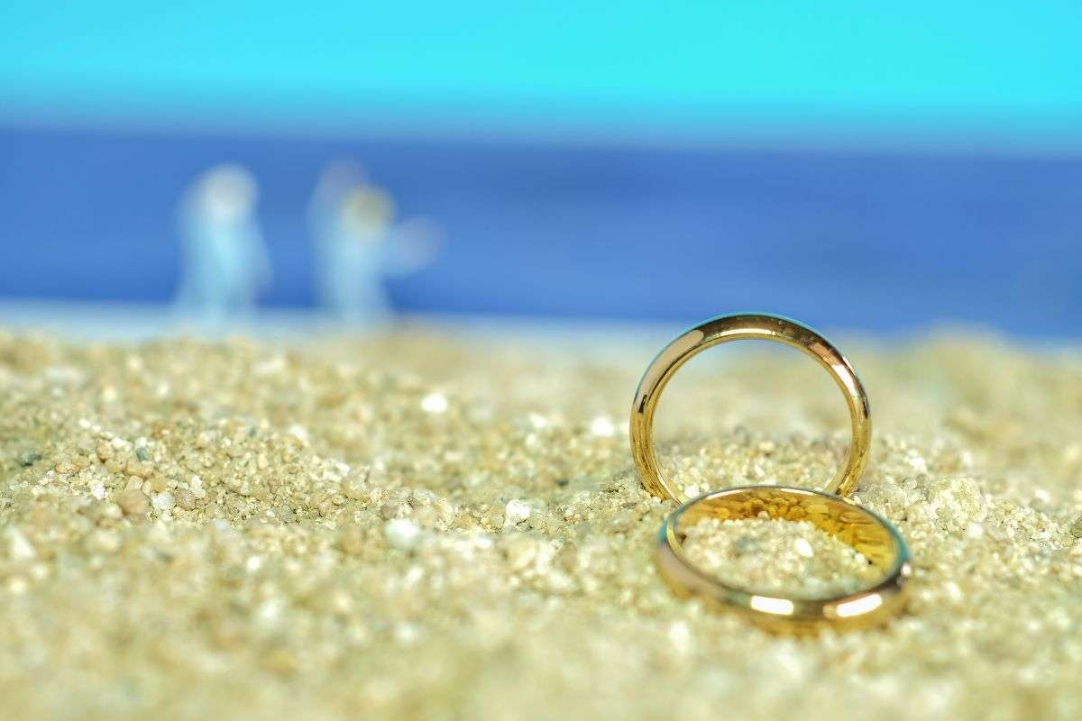 Fedi nuziali in spiaggia