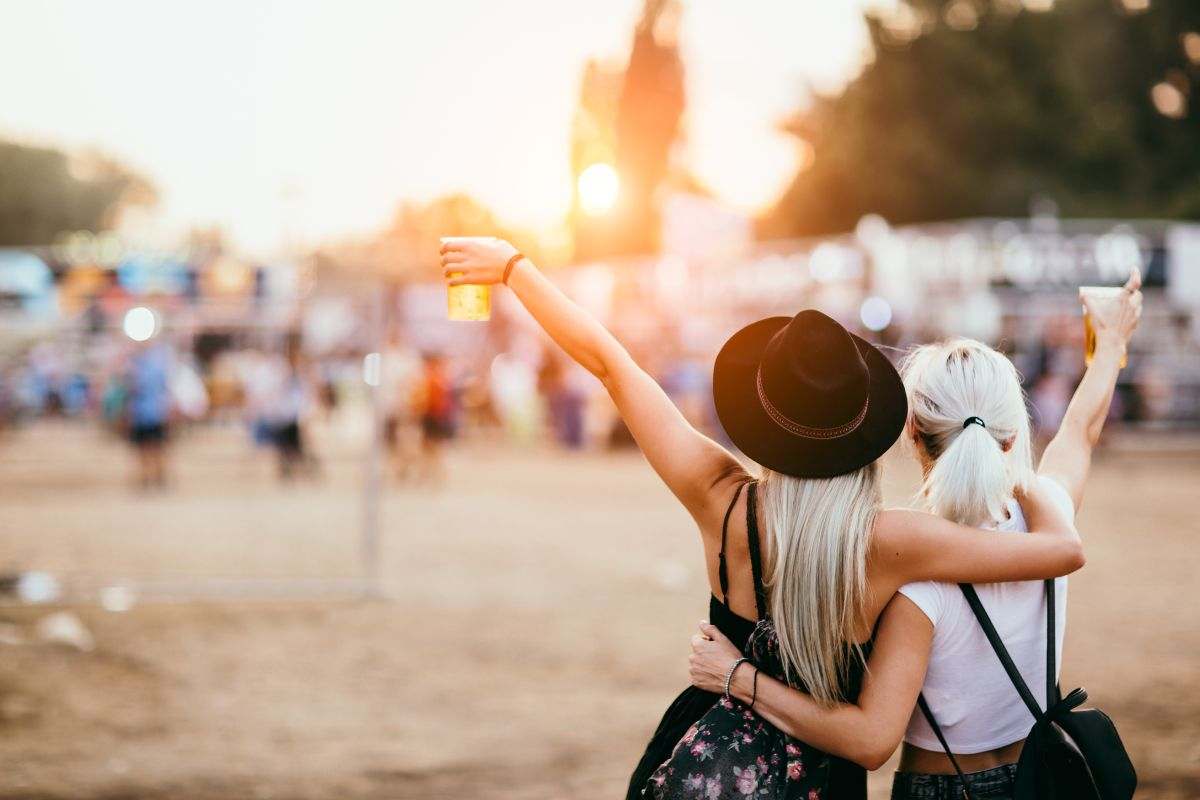 ragazze si divertono ad un Festival