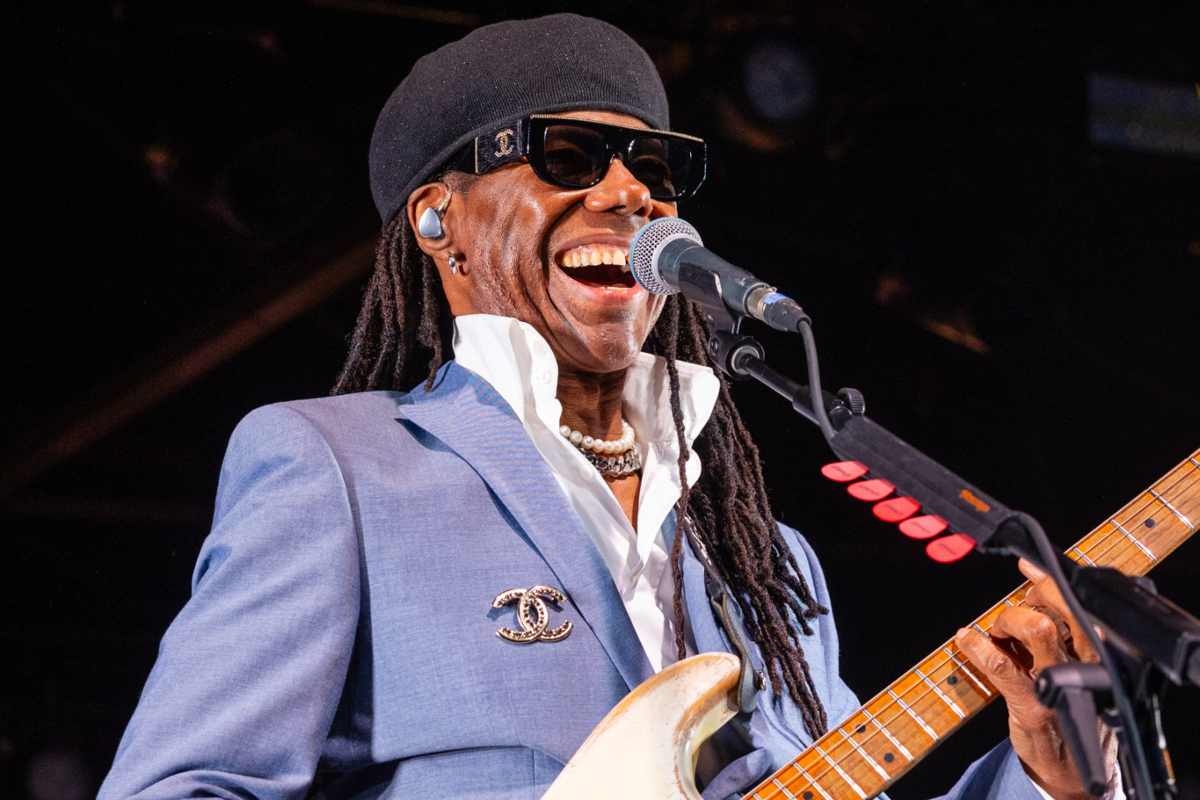 Nile Rodgers che si esibisce