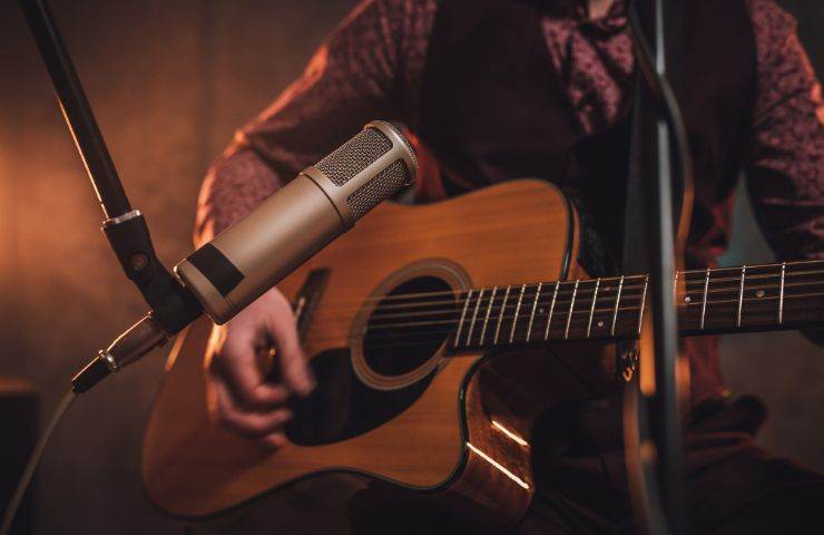 Ragazzo suona la chitarra