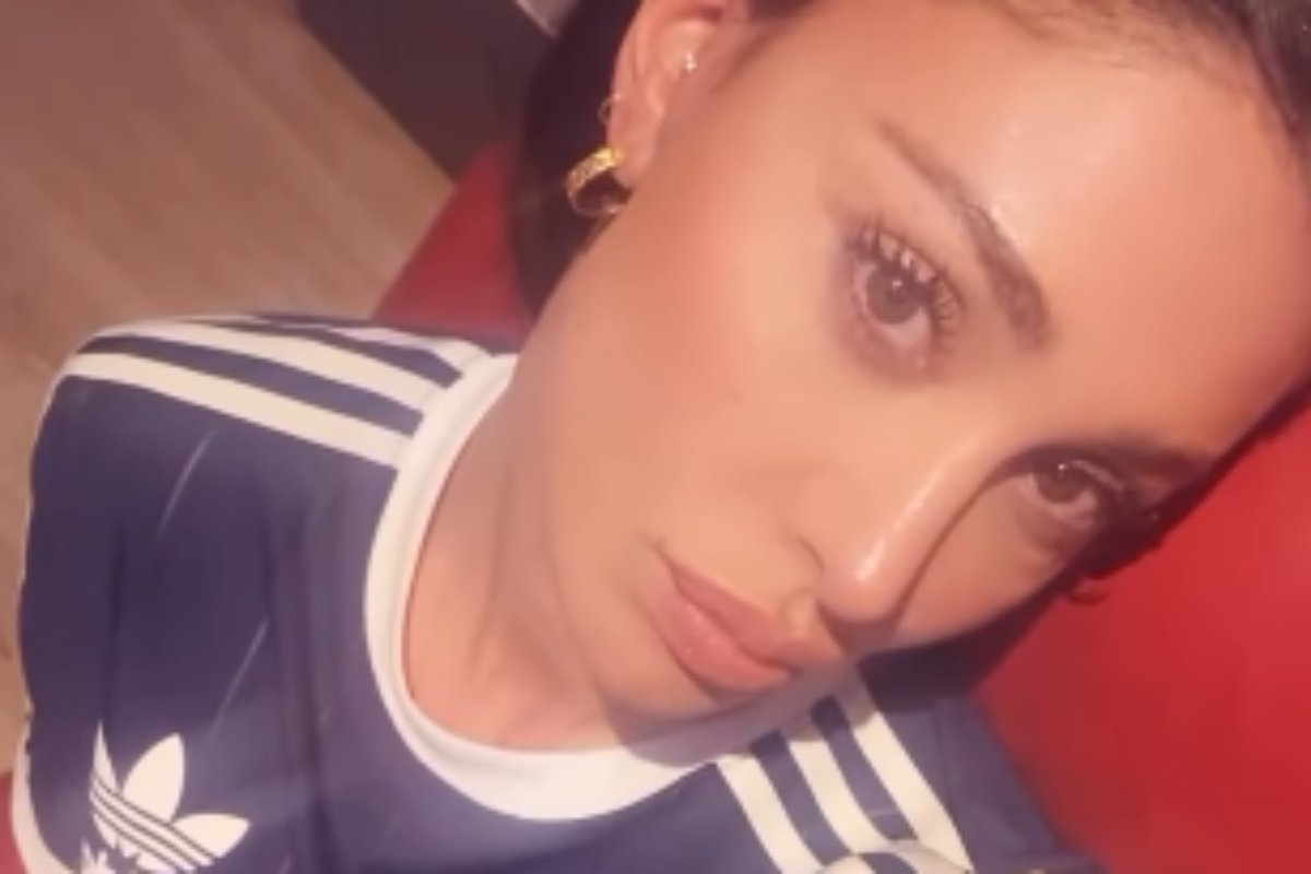 Belen Rodriguez va a guardare suo figlio che gioca a calcio, la foto