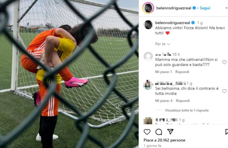 Belen Rodriguez va a guardare suo figlio che gioca a calcio, la foto