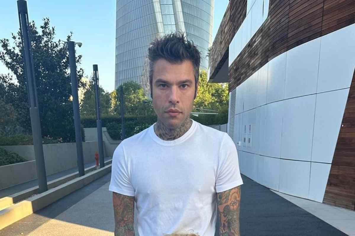 Fedez in posa