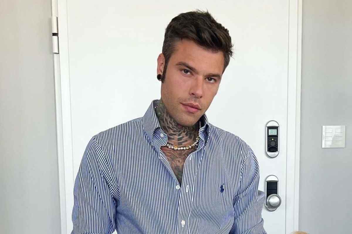 Fedez in posa