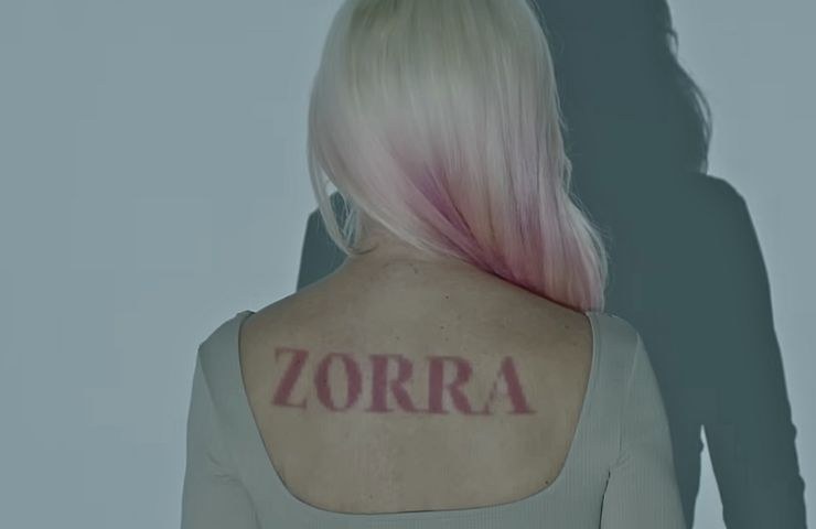 Frame del videoclip di Zorra