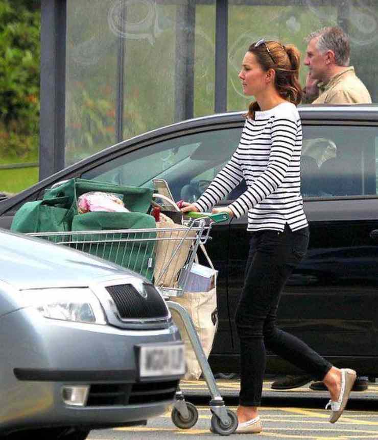 William e Kate Middleton fanno la spesa e lei appare così accanto ad un suddito sorpresissimo