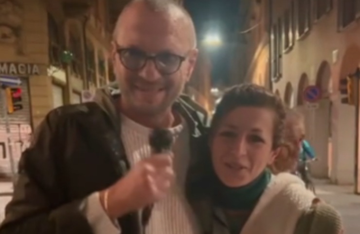 Biagio Antonacci duetta con una cantante di strada a Bologna, il video