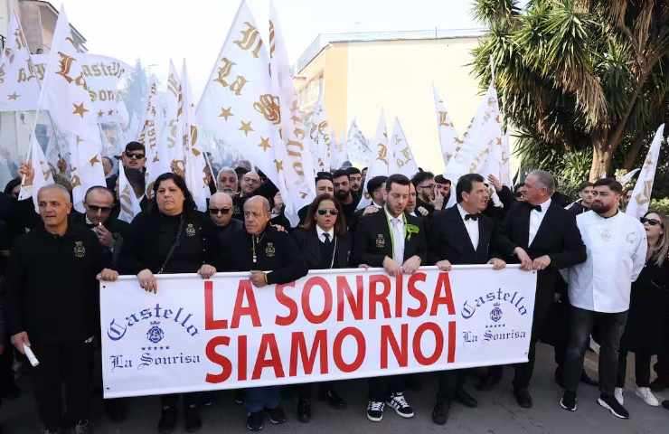 I dipendenti del Castello delle Cerimonie manifestano in divisa, i loro posti a rischio