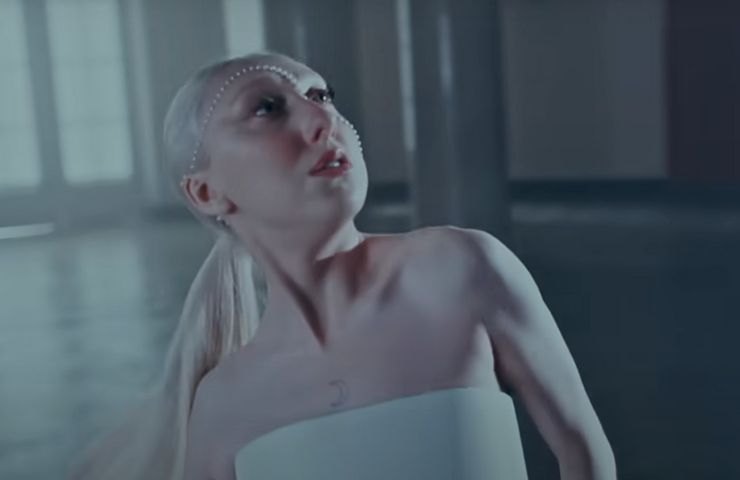 Luna danza nel suo videoclip
