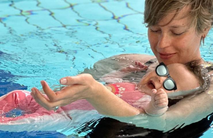 Federica Pellegrini mostra la figlia Matilde in piscina a 4 mesi