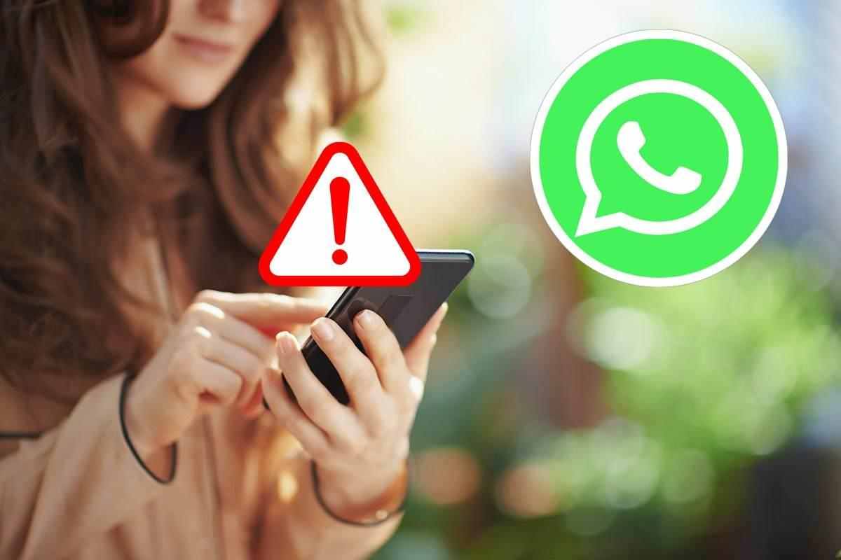 Persona che chatta su Whatsapp e segnale di allarme