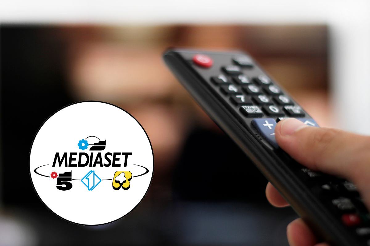 logo Mediaset con vicino un telecomando