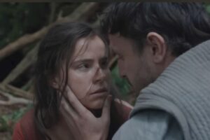 Jesse Buckley e Paul Mescal si guardano negli occhi in una scena di 'Hamnet'