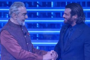 Kabir Bedi stringe la mano a Can Yaman
