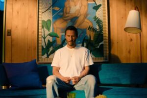 Keanu Reves seduto ul divano